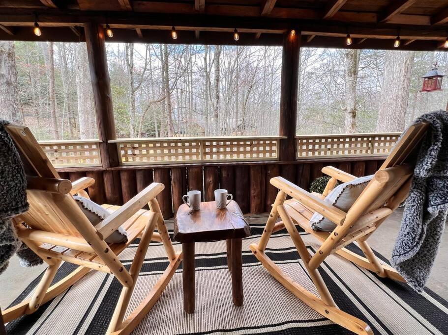 Boozy Bear Bungalow Romantic Cabin 5 Mins 2 Downtown With Hot Tub And Fire Pit Gatlinburg Ngoại thất bức ảnh