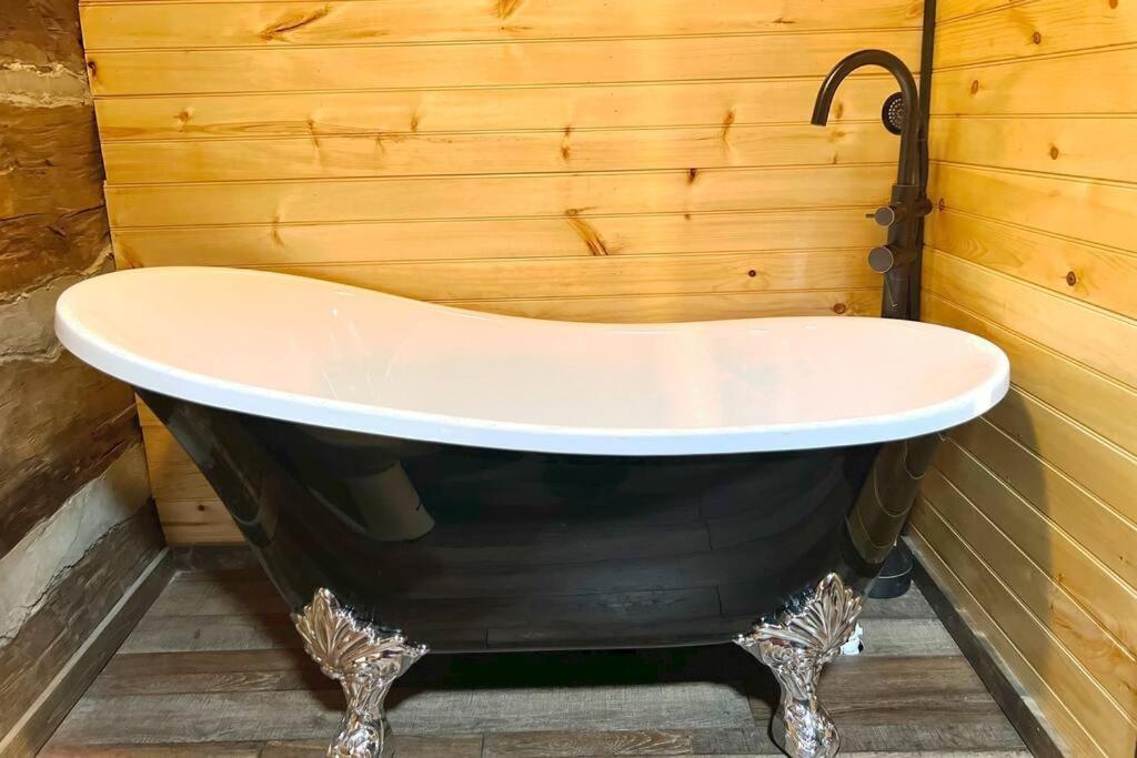 Boozy Bear Bungalow Romantic Cabin 5 Mins 2 Downtown With Hot Tub And Fire Pit Gatlinburg Ngoại thất bức ảnh