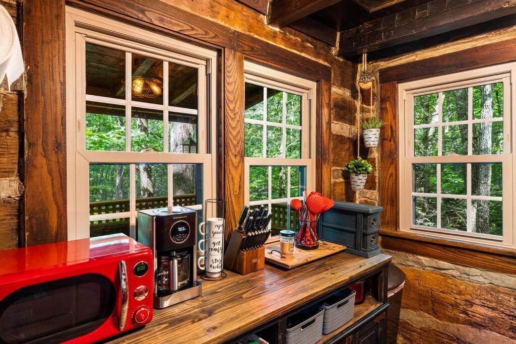 Boozy Bear Bungalow Romantic Cabin 5 Mins 2 Downtown With Hot Tub And Fire Pit Gatlinburg Ngoại thất bức ảnh