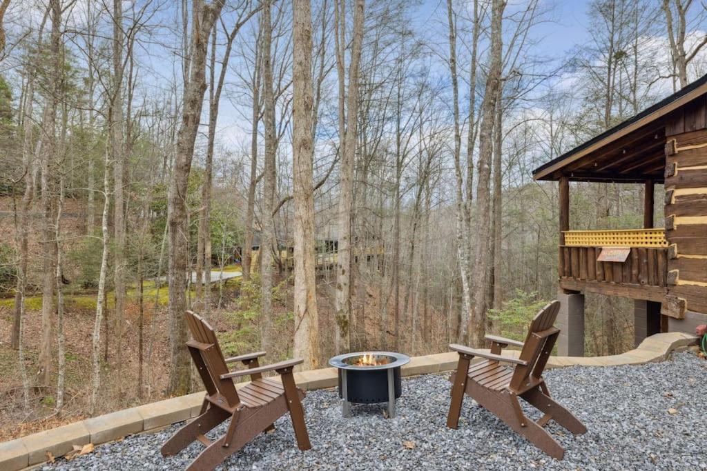 Boozy Bear Bungalow Romantic Cabin 5 Mins 2 Downtown With Hot Tub And Fire Pit Gatlinburg Ngoại thất bức ảnh