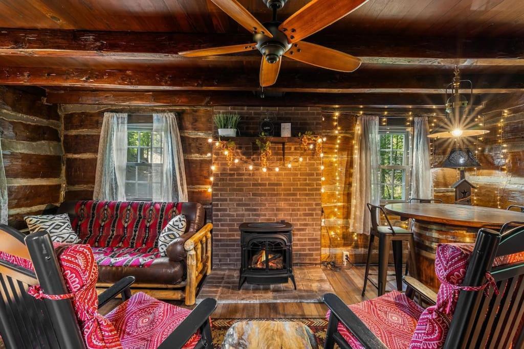 Boozy Bear Bungalow Romantic Cabin 5 Mins 2 Downtown With Hot Tub And Fire Pit Gatlinburg Ngoại thất bức ảnh