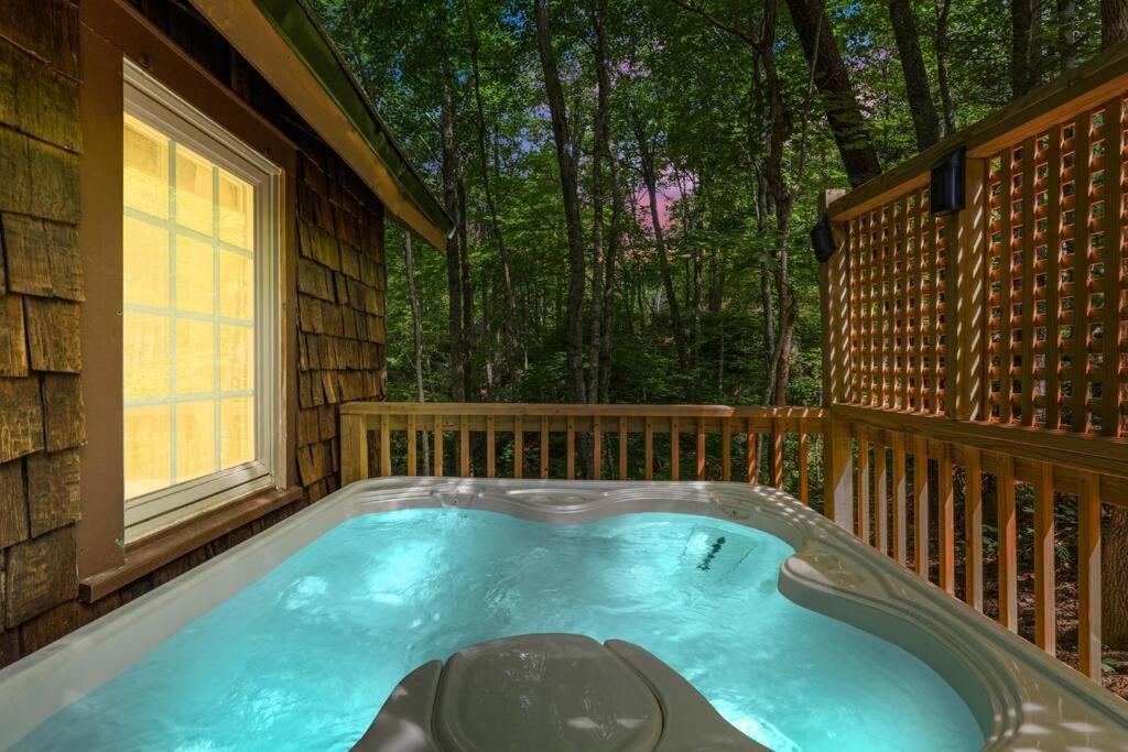 Boozy Bear Bungalow Romantic Cabin 5 Mins 2 Downtown With Hot Tub And Fire Pit Gatlinburg Ngoại thất bức ảnh