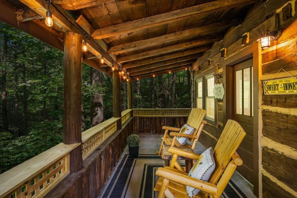 Boozy Bear Bungalow Romantic Cabin 5 Mins 2 Downtown With Hot Tub And Fire Pit Gatlinburg Ngoại thất bức ảnh